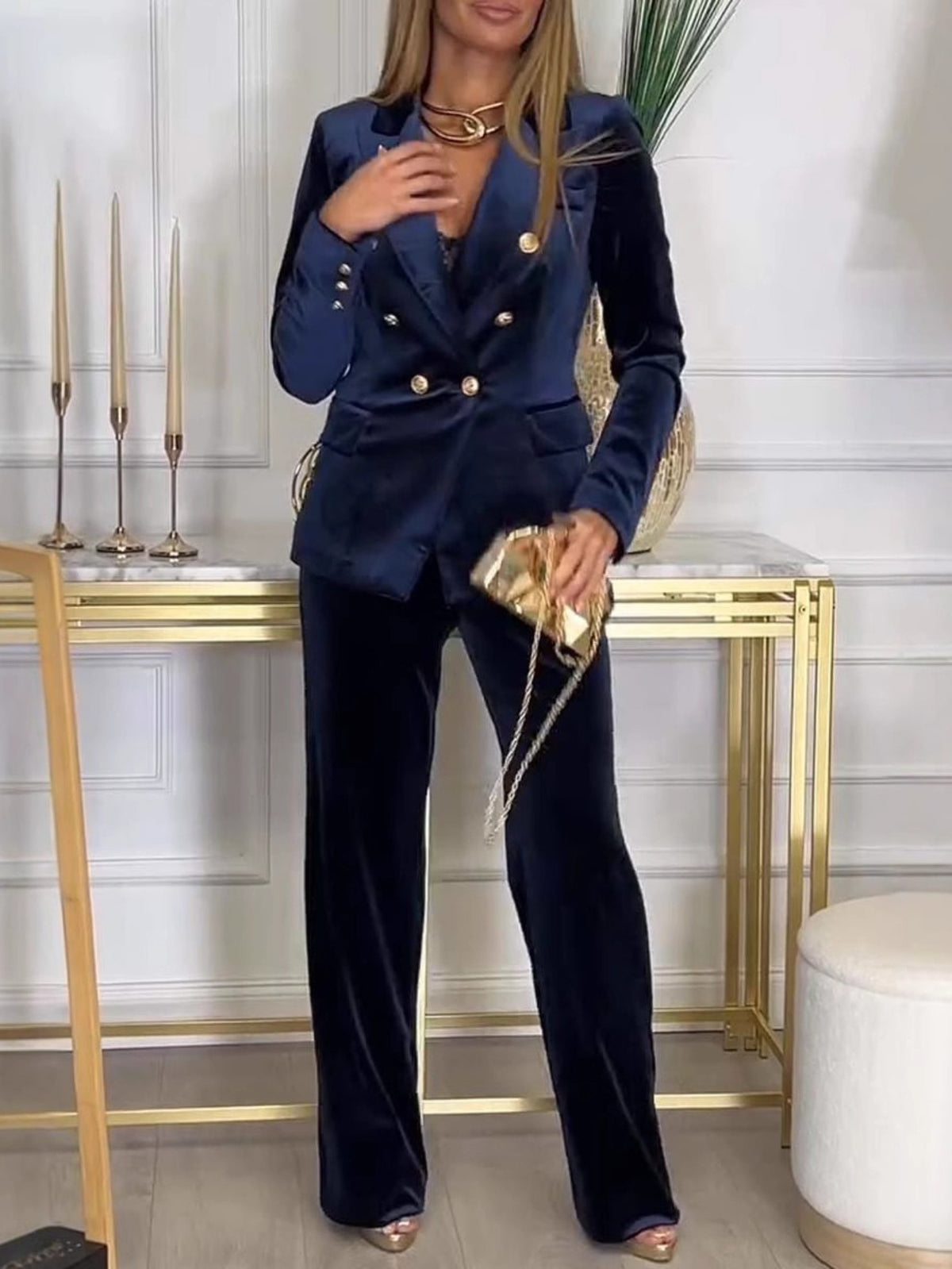 Elegante traje de terciopelo marino: blazer cruzado doble y pantalón de pierna recta
