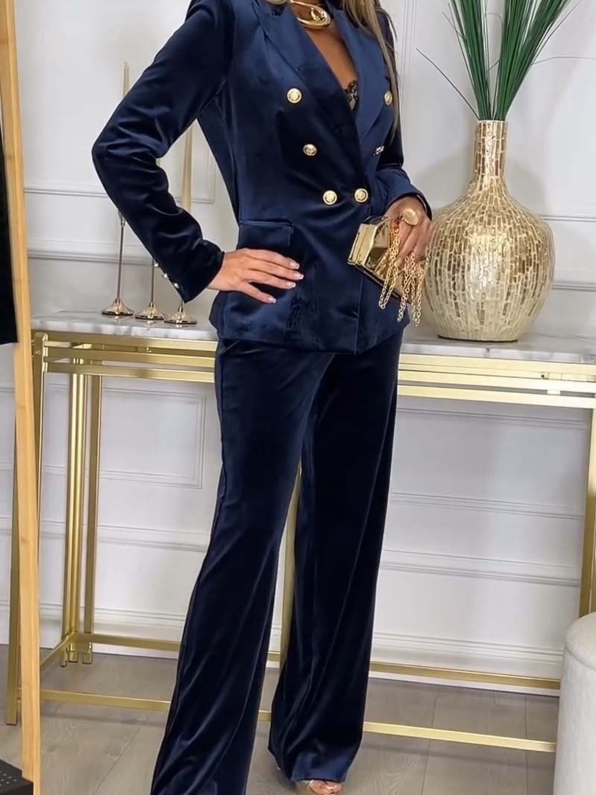 Traje marino de terciopelo con blazer cruzado doble de manga larga y pantalón de tiro alto