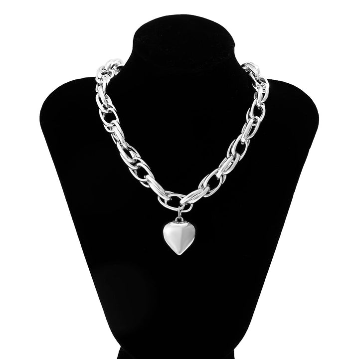 Thick chain necklace withlarge heart penant.