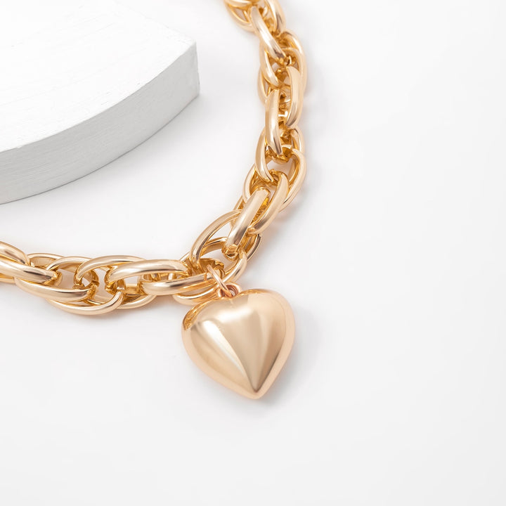 Thick chain necklace withlarge heart penant.