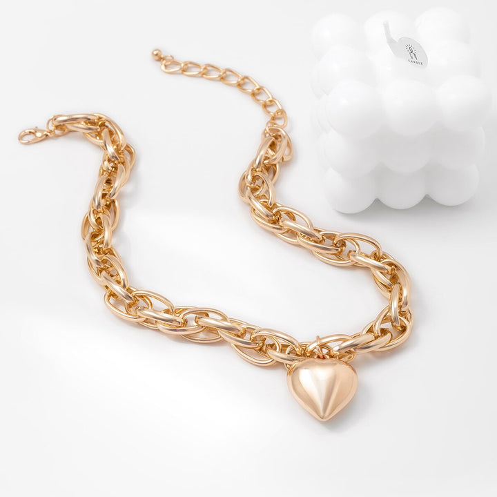 Thick chain necklace withlarge heart penant.