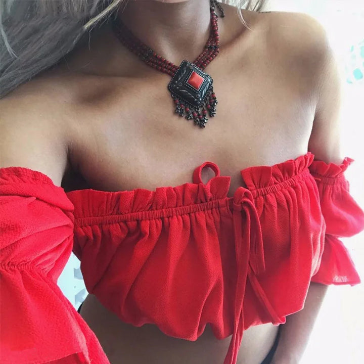 Rotes Rüschen-Top mit gerafftem Off-Shoulder Ausschnitt und Schleifenband