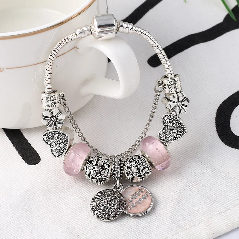 Silbernes Schlangenketten-Armband mit rosa Glasperlen, silbernen Herz-Anhängern und runden Medaillons