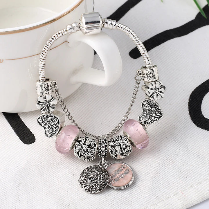 Silbernes Schlangenketten-Armband mit rosa Glasperlen, silbernen Herz-Anhängern und runden Medaillons