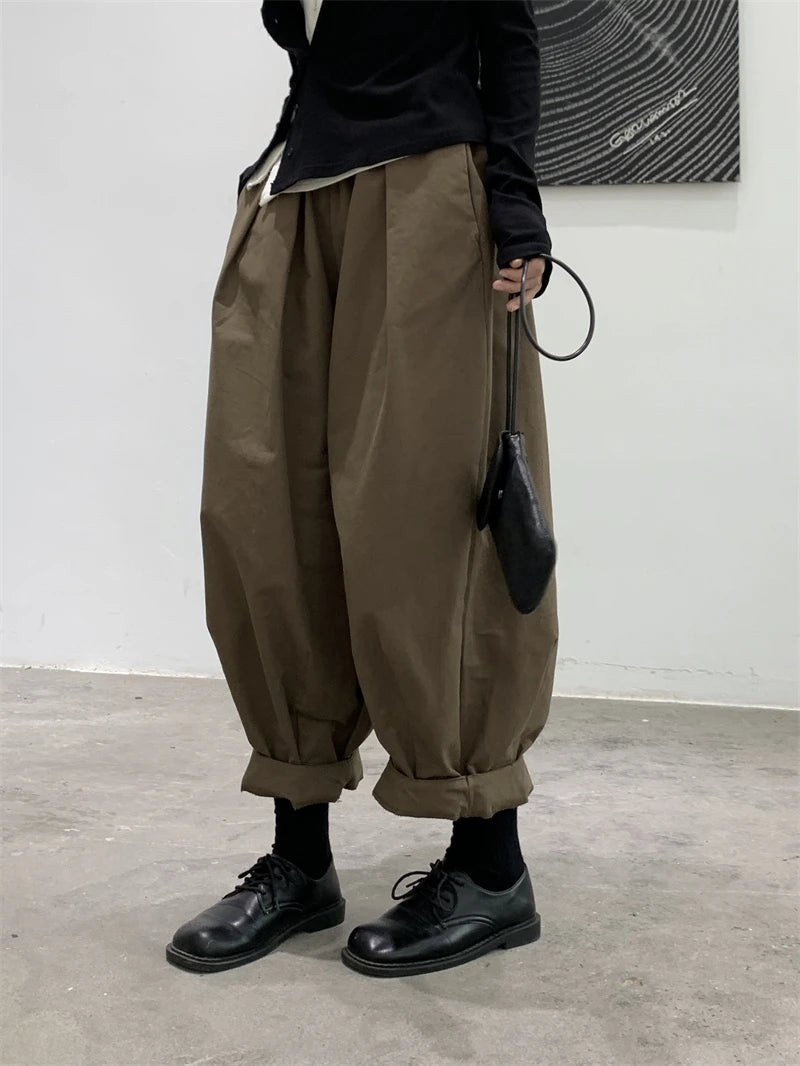 Loose-fit cabbage pants in dark olive, wide legs with cuffed ankle hems