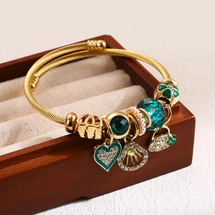 Armreif mit grünen Steinen, Herz- und Anhänger-Charms, mehrlagig, goldfarben