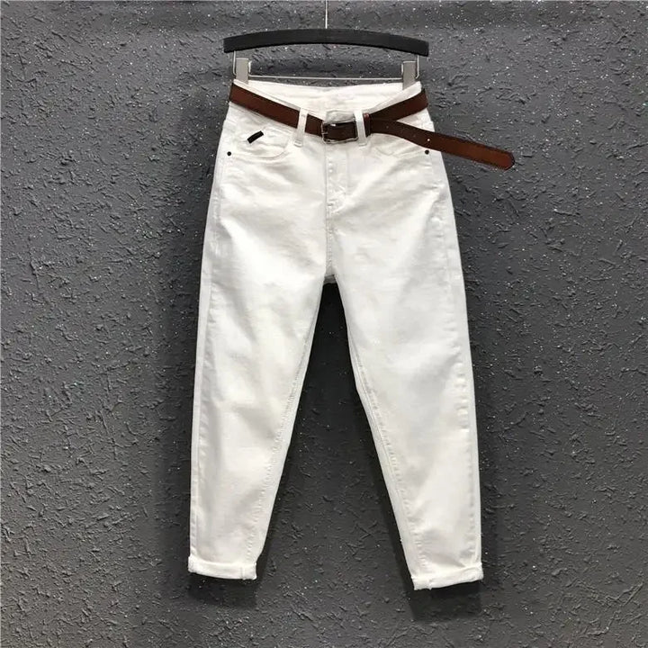 High-waist wide-leg jeans in white, with brown belt and stitched front panel
