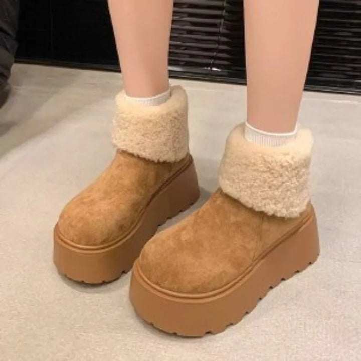 Women's brown suede snow boots, cream faux fur cuff and chunky platform sole