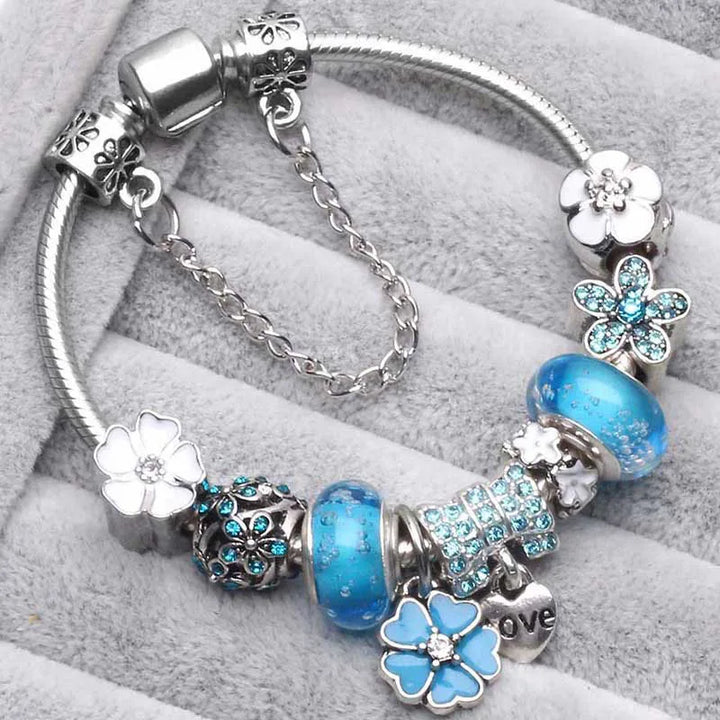 Silbernes Schlangenketten-Armband mit blauem Blumen-Charm, türkisfarbenem Strass-Element und „love“-Anhänger