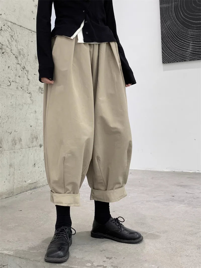 Loose-fit cabbage pants in beige, roomy wide legs and cuffed hem