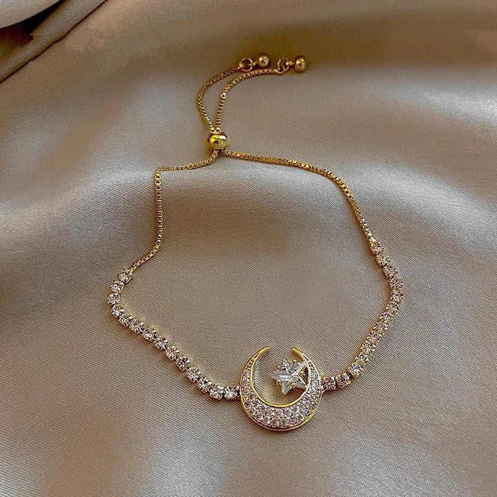 Gold-tone zircon bracelet with round bezel charm and pavé heart centerpiece