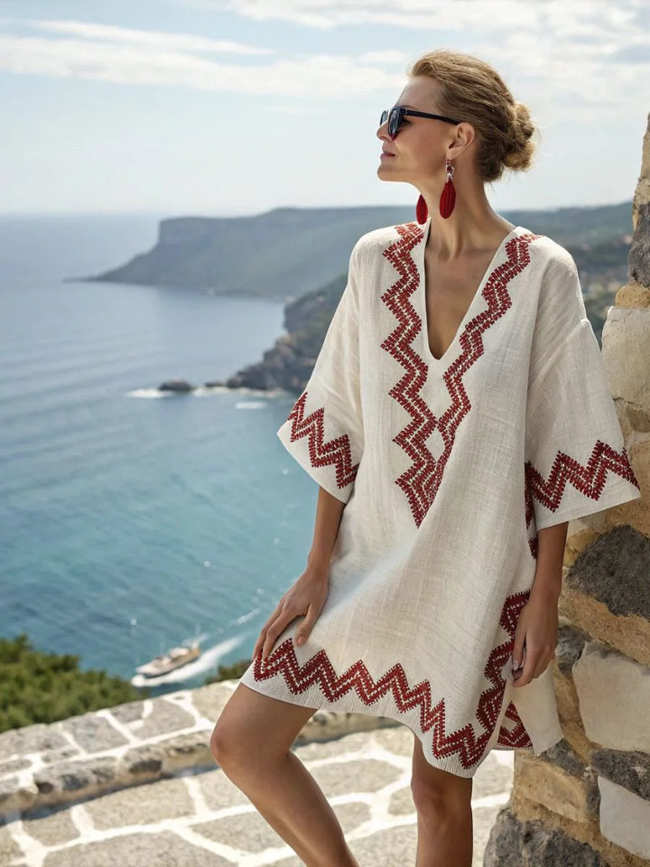 Weiße V-Ausschnitt Mini-Strandkleid mit roten Zickzack-Stickereien