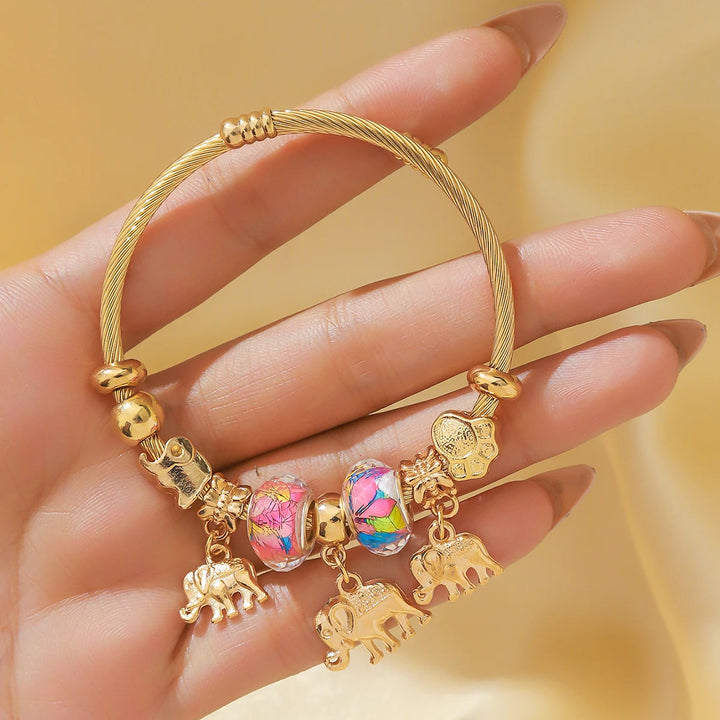 Goldfarbener Armreif mit bunten Perlen, Elefanten-Charms und goldenen Tieranhängern