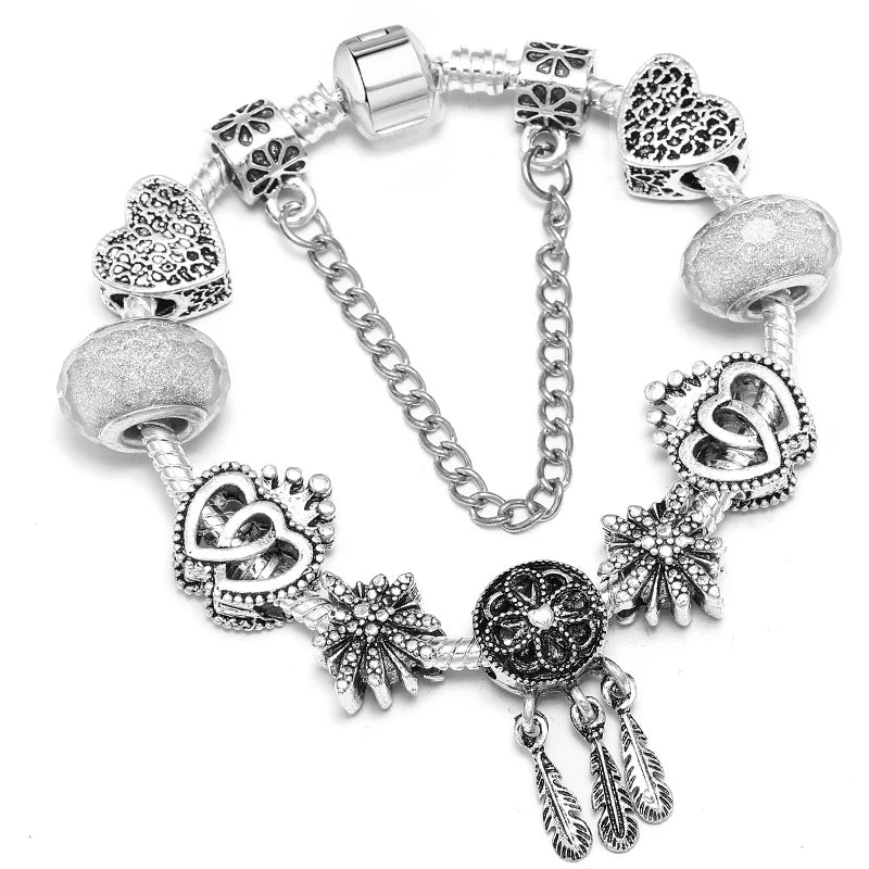 Silbernes Schlangenketten-Armband mit schwarzen Herz- und Strass-Charms, silbernen Glitzerperlen