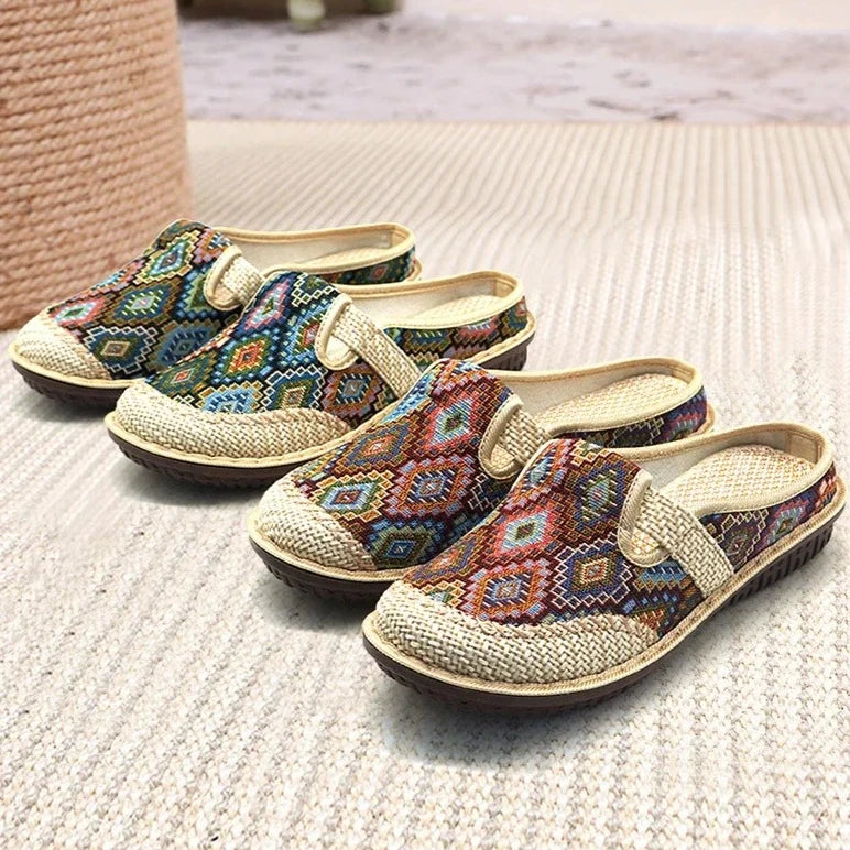 Hanf-Sandalen im Slip-On-Stil mit buntem Stickmuster und breitem Klettlaschenriemen