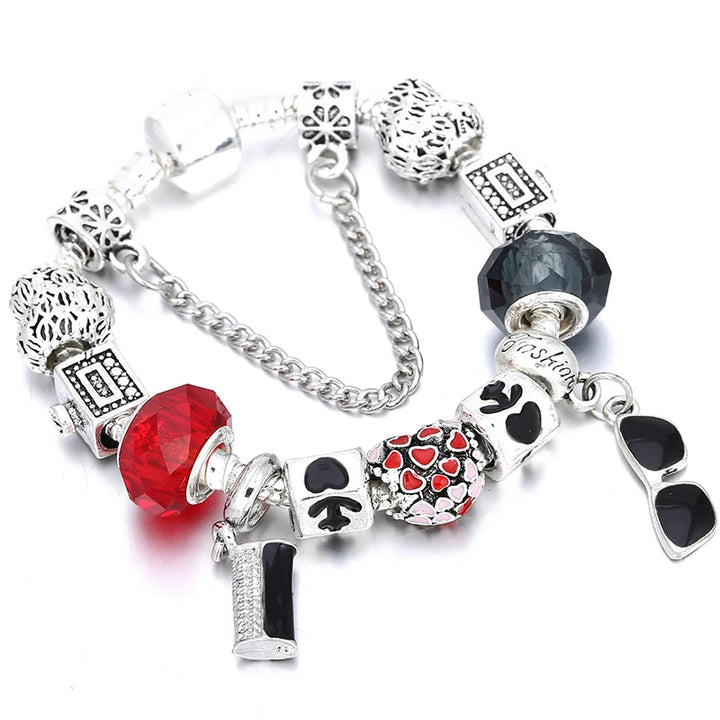 Silberfarbenes Charm-Armband mit roter Kristallperle, Herz- und Spielkarten-Charms