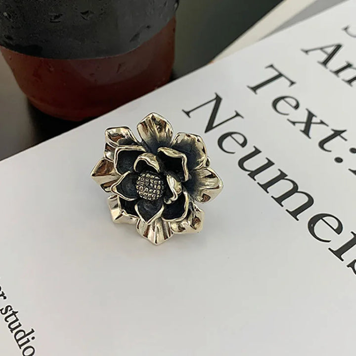 Vintage punk flower-shaped 925 silver ring with dark center bead, close-up