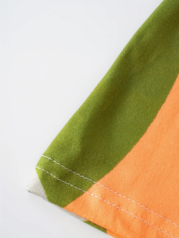 Detalle de dobladillo y costuras del vestido, franja verde y naranja multicolor