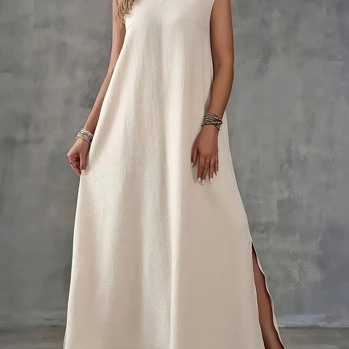 Detail: Beiges ärmelloses Kleid mit V-Ausschnitt und hohem Seitenschlitz