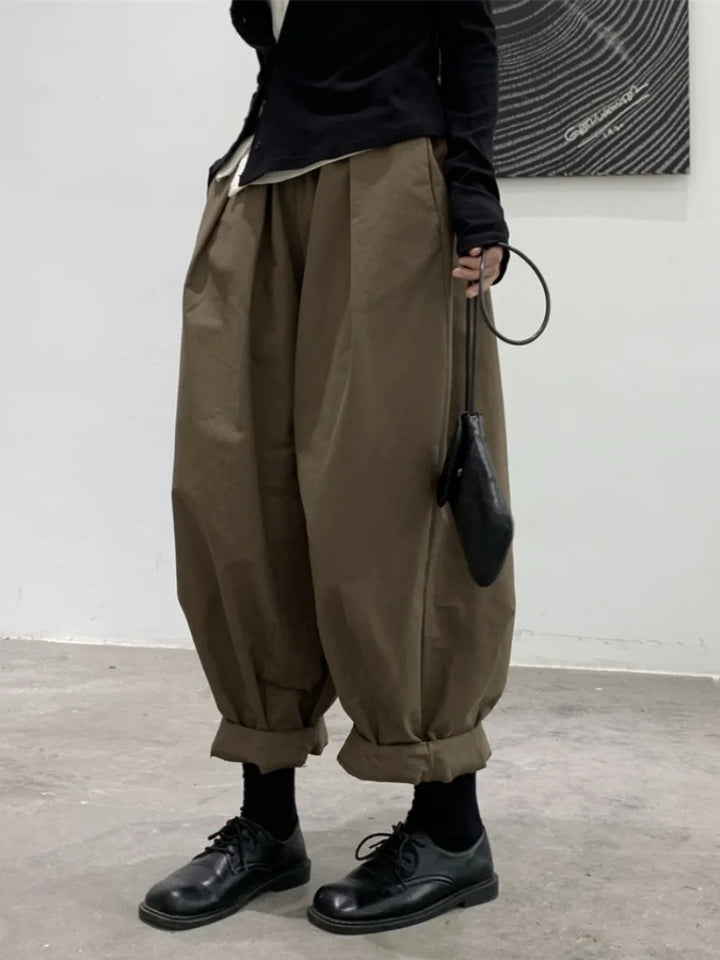 Loose-fit cabbage pants in khaki, roomy wide legs with gathered cuffs