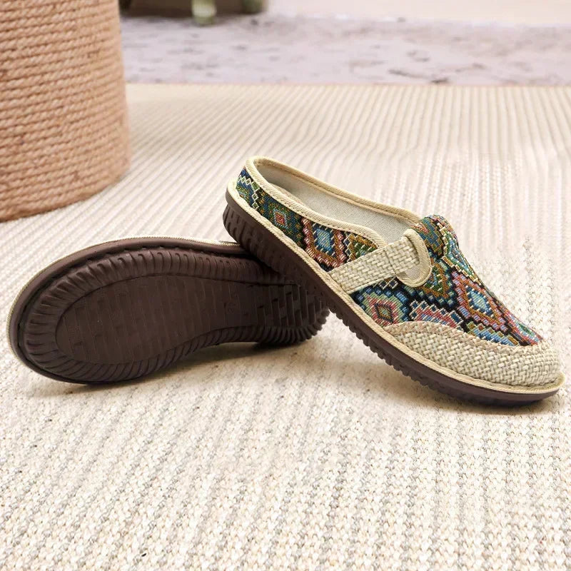 Rückansicht Hanf-Slip-On Sandalen mit buntem Muster und geriffelter Gummilaufsohle