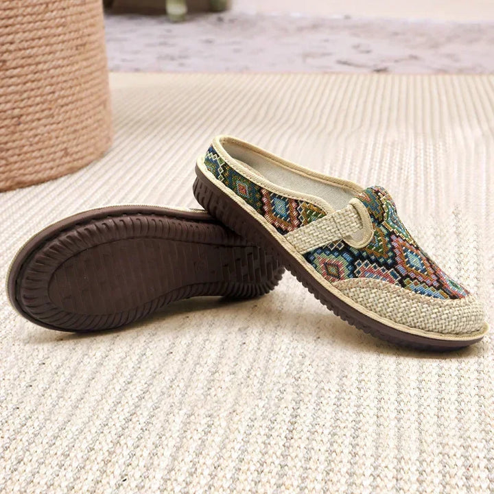Rückansicht Hanf-Slip-On Sandalen mit buntem Muster und geriffelter Gummilaufsohle