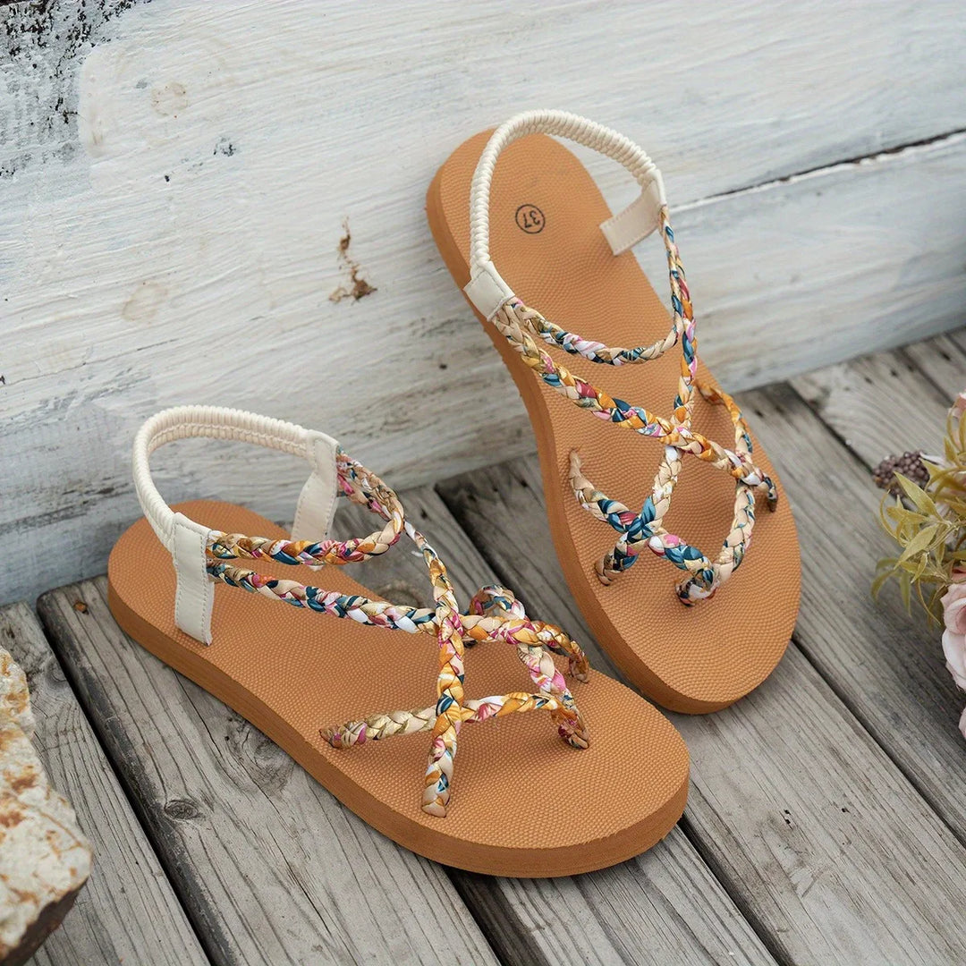 Damen-Sandalen, Paaransicht: weiße Riemenkanten, mehrfarbig geflochtene Verschlüsse