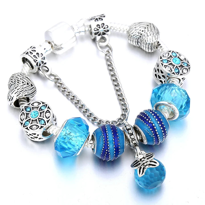 Silberfarbenes Charm-Armband mit blauen Kristallperlen und Fassungen, Blumen-Detail
