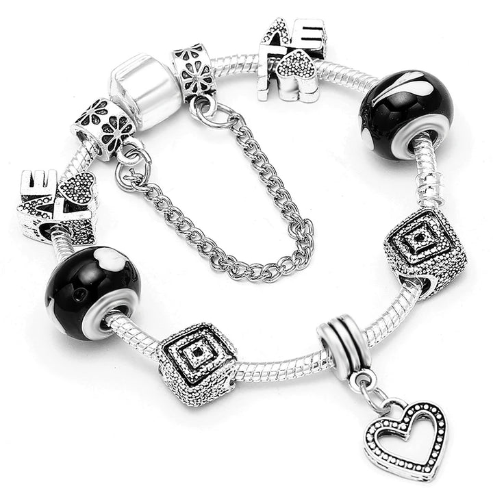 Silbernes Schlangenketten-Armband mit schwarzer Glaskugel, rechteckigen Charms und großem Herz-Anhänger