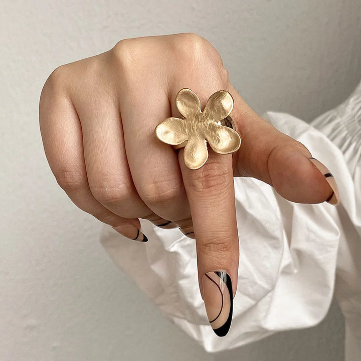 Gold tone flower mood ring with five petals and white pearl center