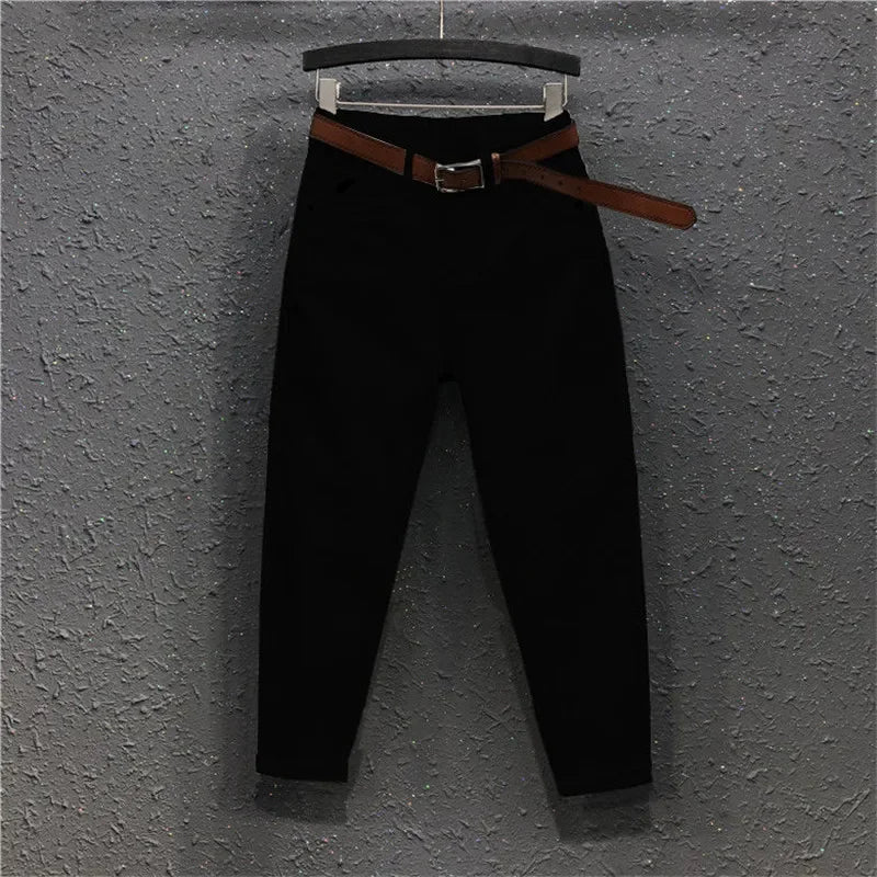 High-waist wide-leg jeans in black, with brown belt and front pockets