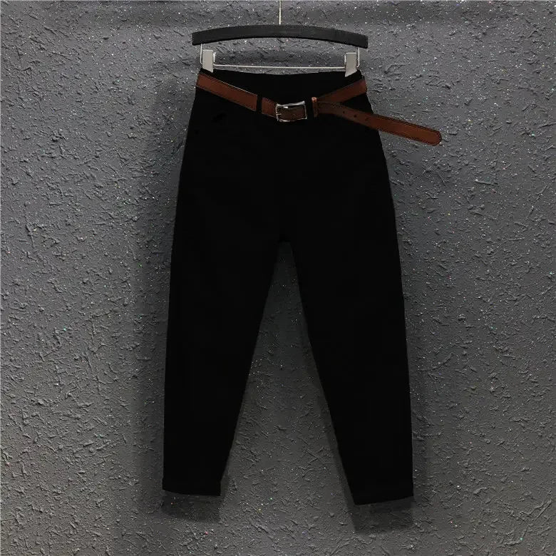 High-waist wide-leg jeans in black, with brown belt and front pocket seams