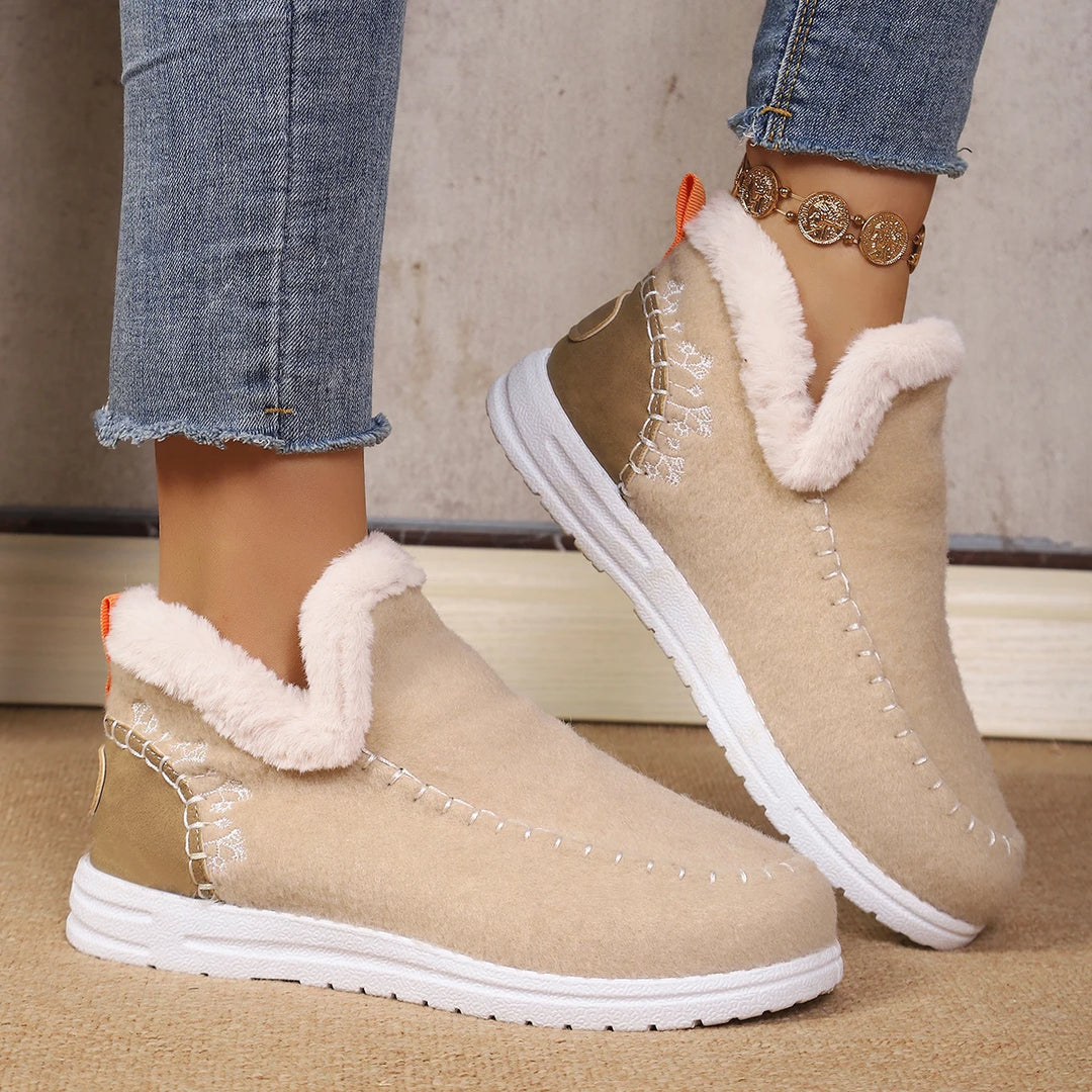 Women’s slip-on ankle snow loafer in beige felt, with white fuzzy collar and stitched trim