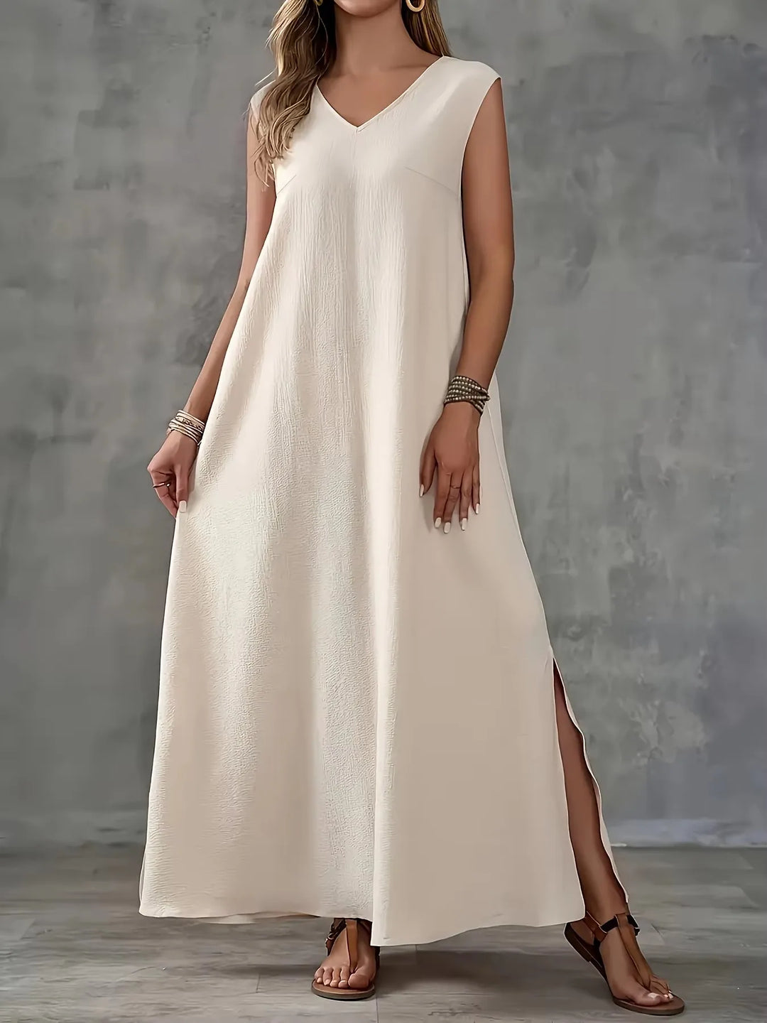 Beige Maxi-Kleid ohne Ärmel mit V-Ausschnitt vorn und Schlitz am Saum