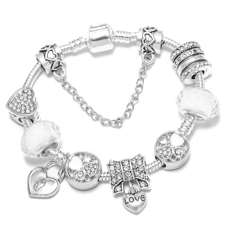 Silberfarbenes Charm-Armband mit Herzen, „Love“-Anhänger und klaren Kristallperlen
