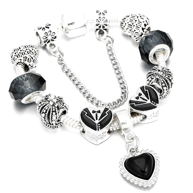 Silberfarbenes Armband mit Schlangenketten-Design, schwarzen Herz-Anhänger und Kristallperlen