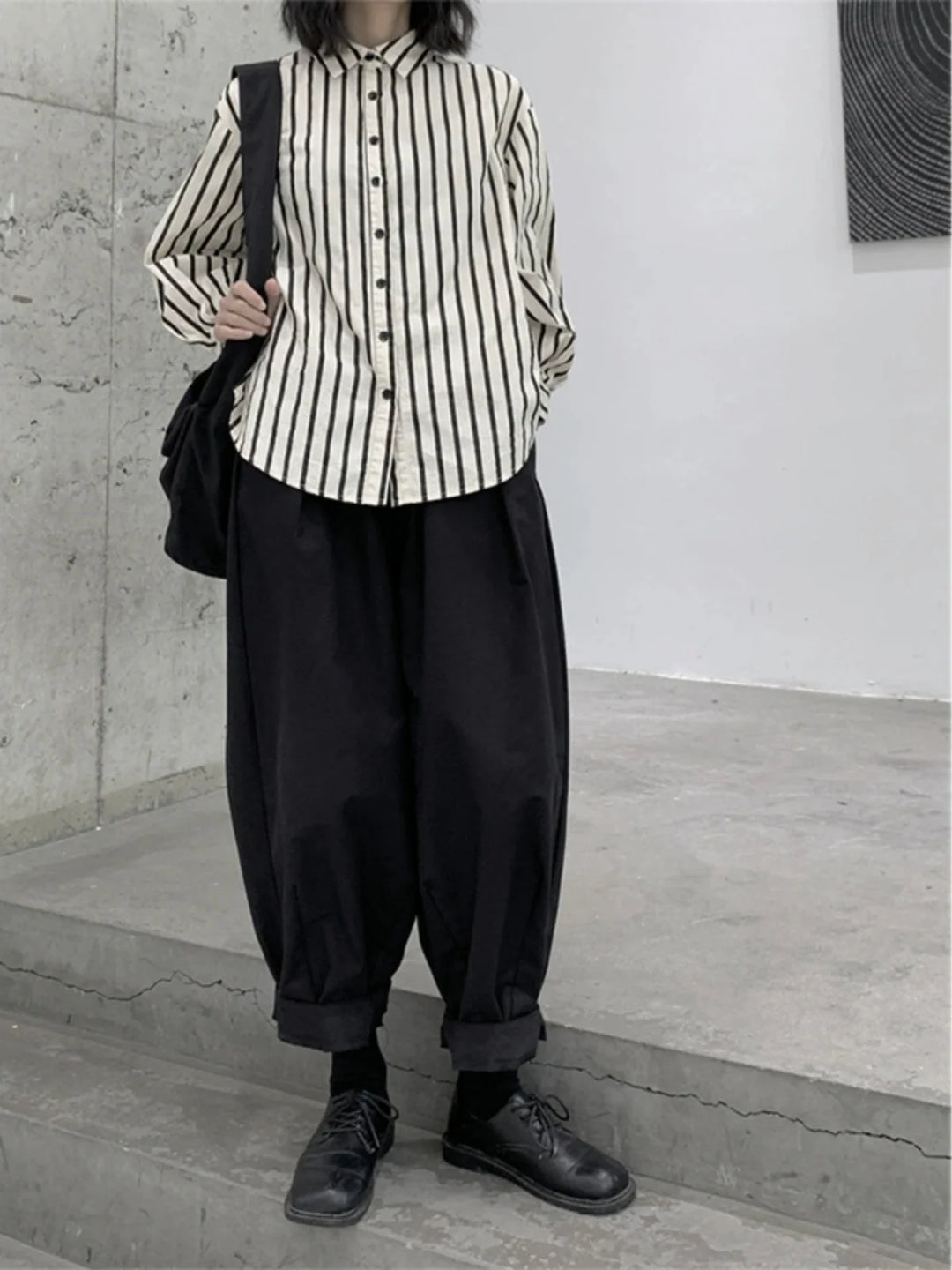 Loose-fit cabbage pants in black, relaxed wide leg with cuffed ankles