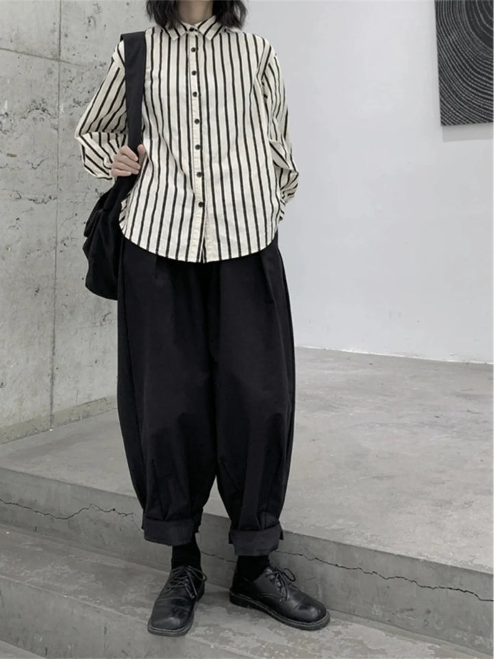Loose-fit cabbage pants in black, relaxed wide leg with cuffed ankles