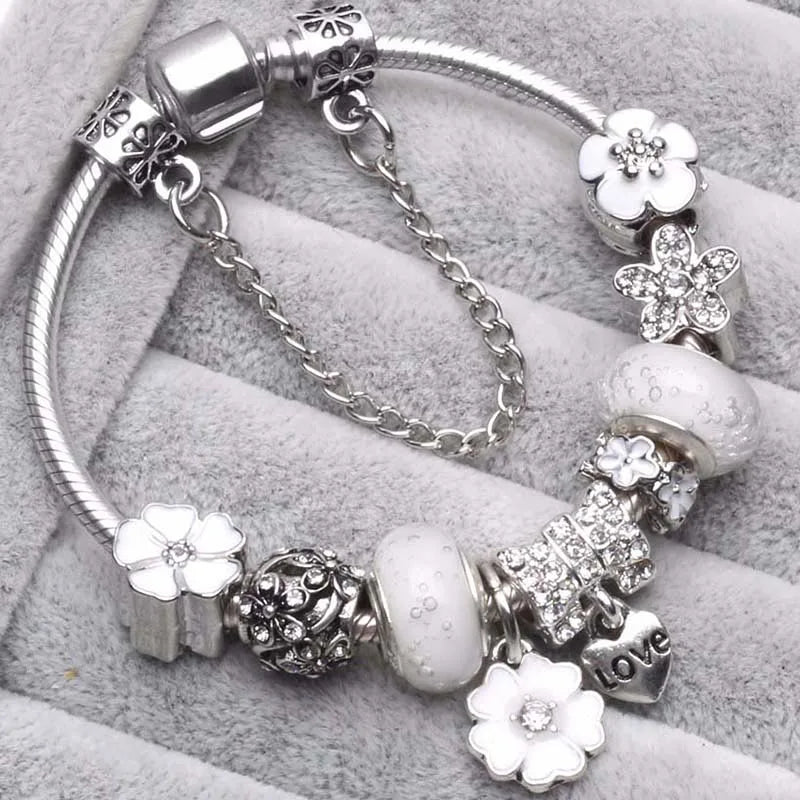 Silbernes Schlangenketten-Armband mit weißen Blumen-Charms, Strass-Elementen und „love“-Anhänger