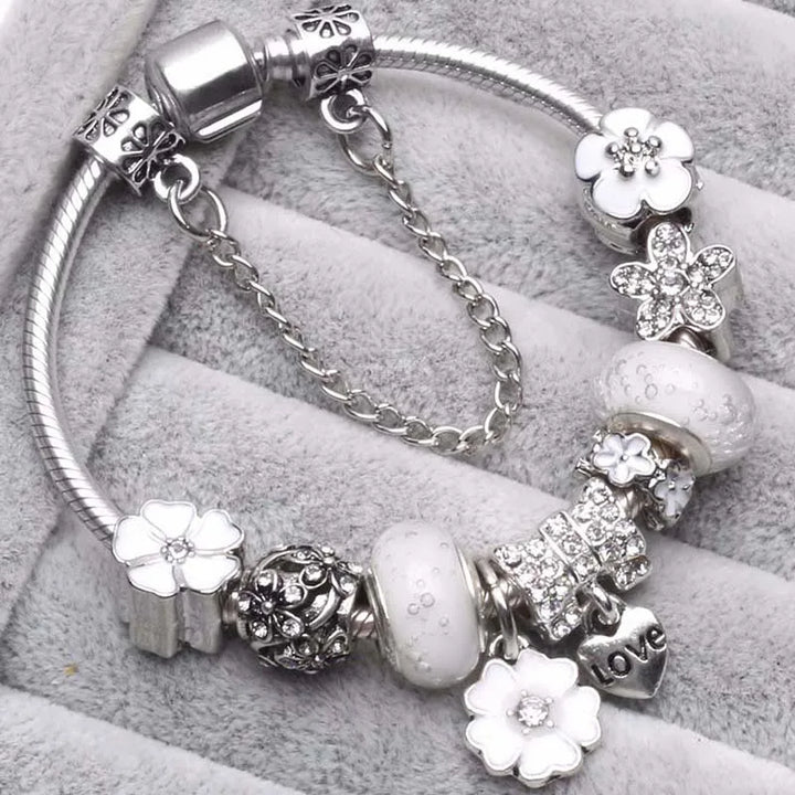 Silbernes Schlangenketten-Armband mit weißen Blumen-Charms, Strass-Elementen und „love“-Anhänger