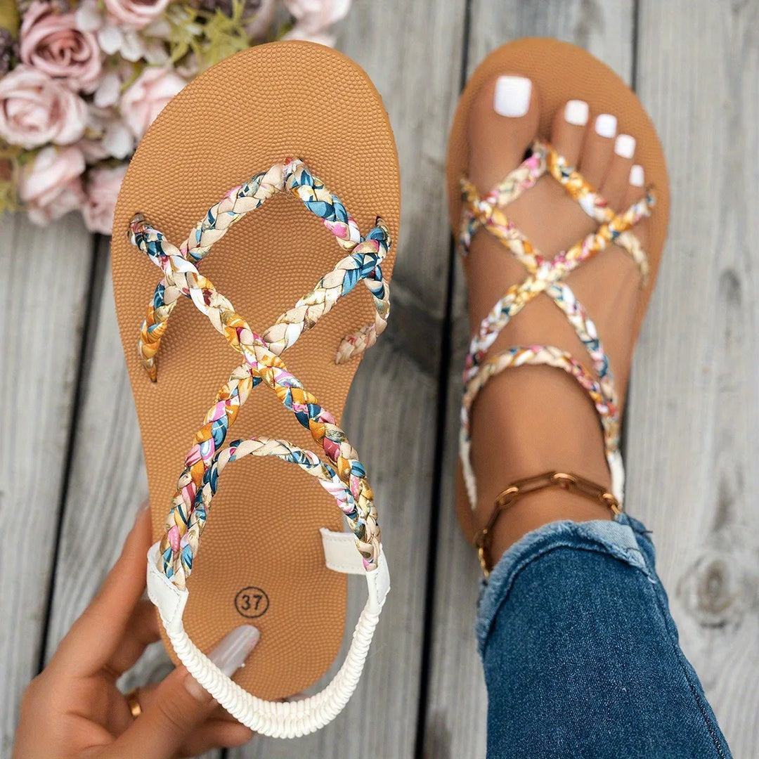 Damen-Sandalen im Boho-Look: geflochtene Riemen, weiße Kappe, braune Sohle