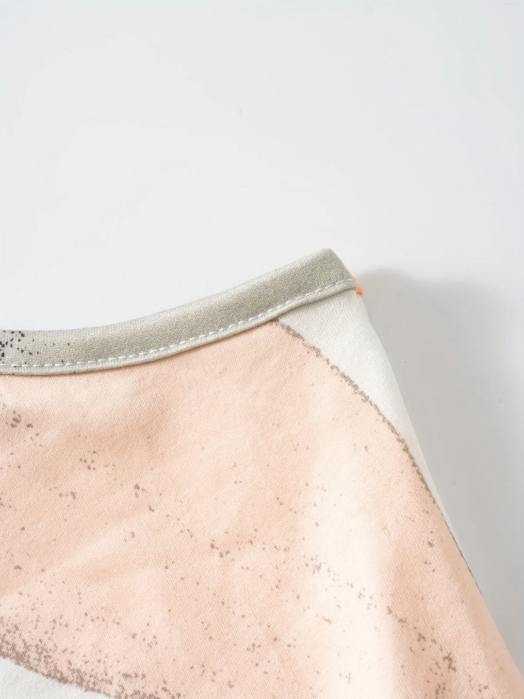 Cuello y costura del vestido: tejido estampado con borde limpio y contraste