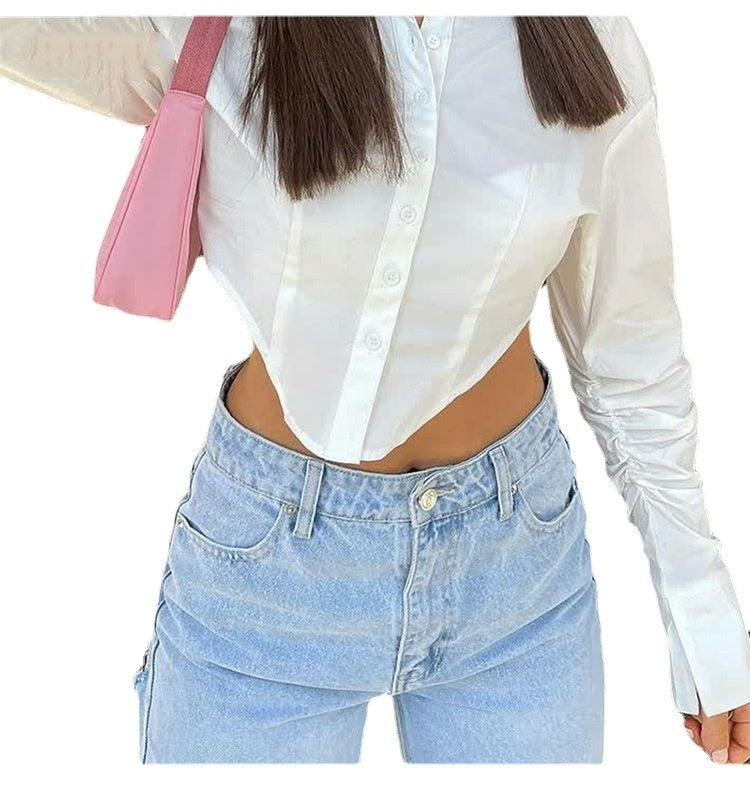 Person wearing a white shirt and light blue jeans with a pink bag.